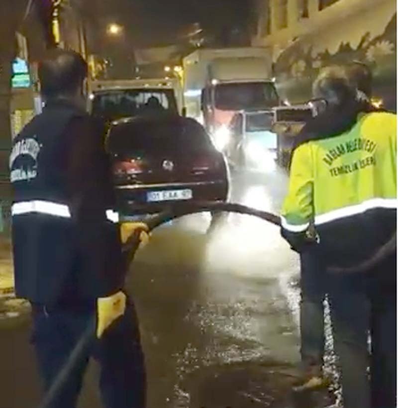 Bağlar Belediyesi, semt pazarının kurulduğu bölgeyi hijyen hale getirdi