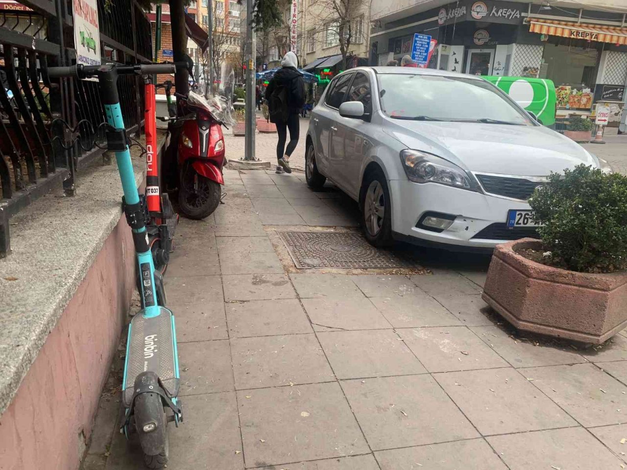 Bu kaldırımda insan hariç her şey var