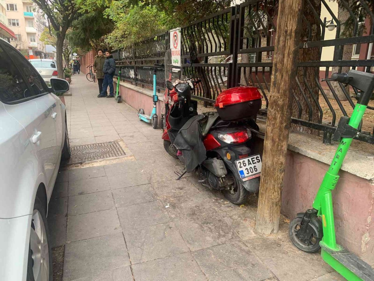 Bu kaldırımda insan hariç her şey var