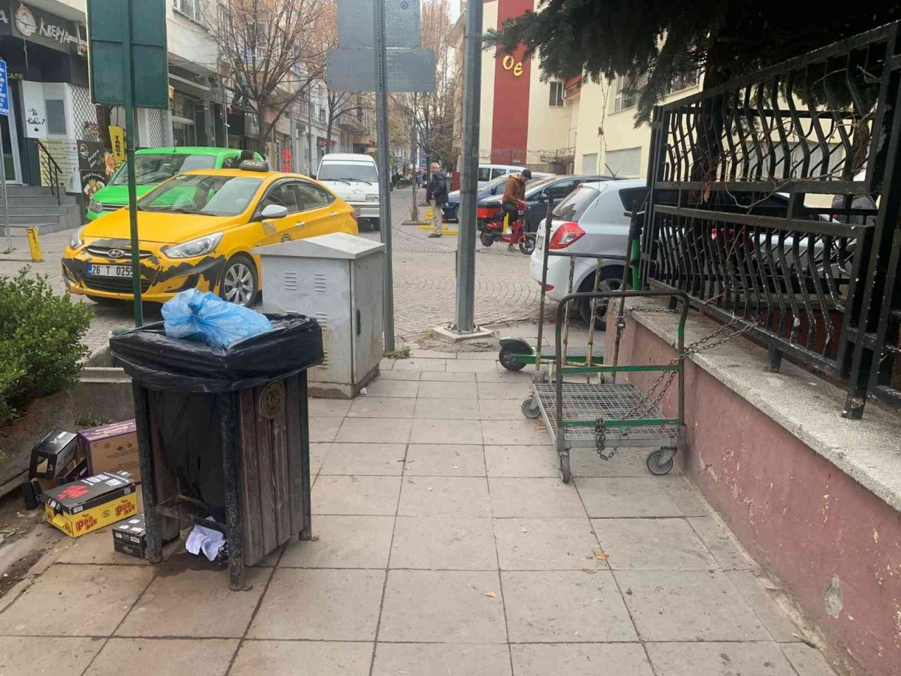 Bu kaldırımda insan hariç her şey var