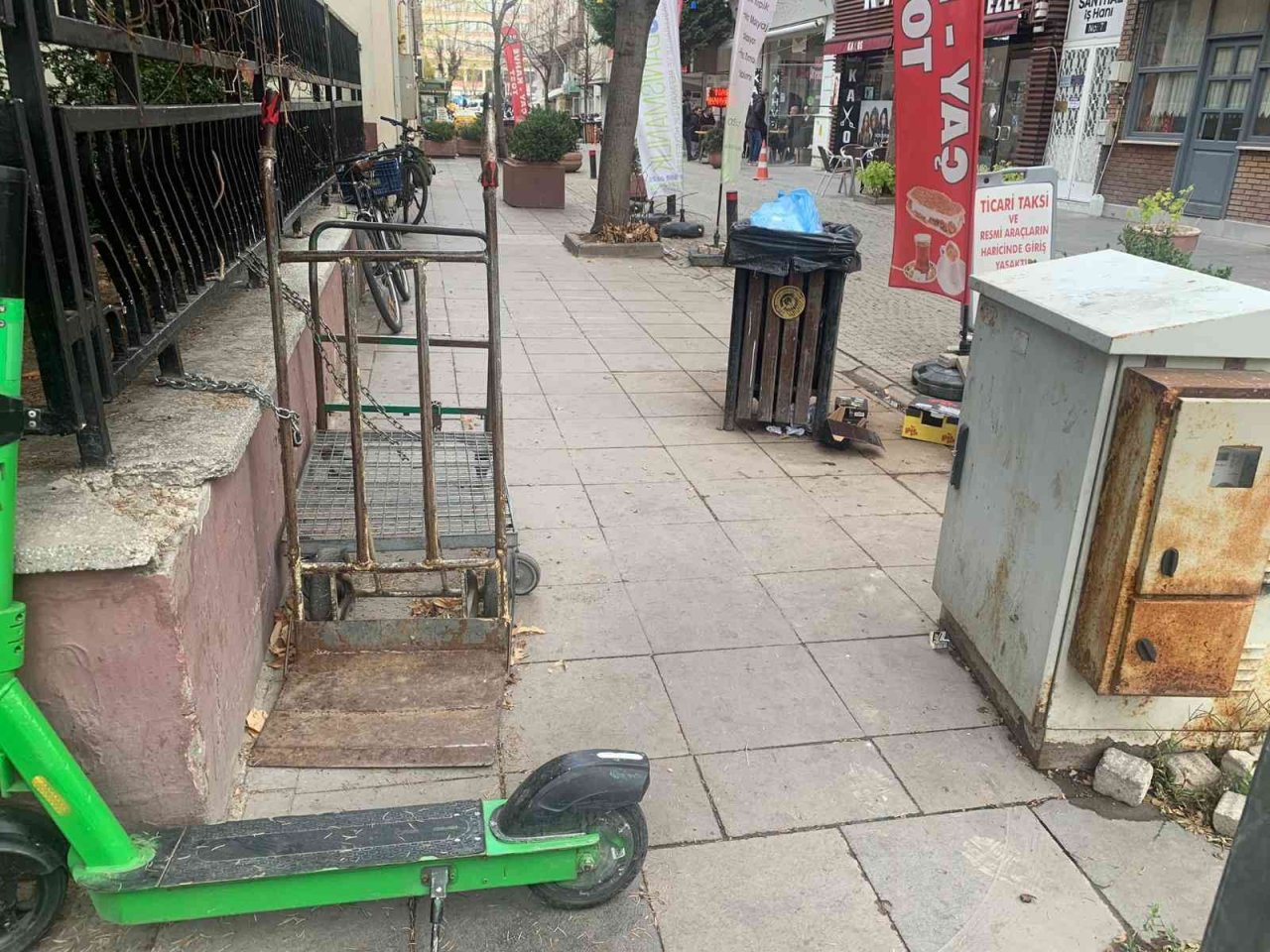 Bu kaldırımda insan hariç her şey var