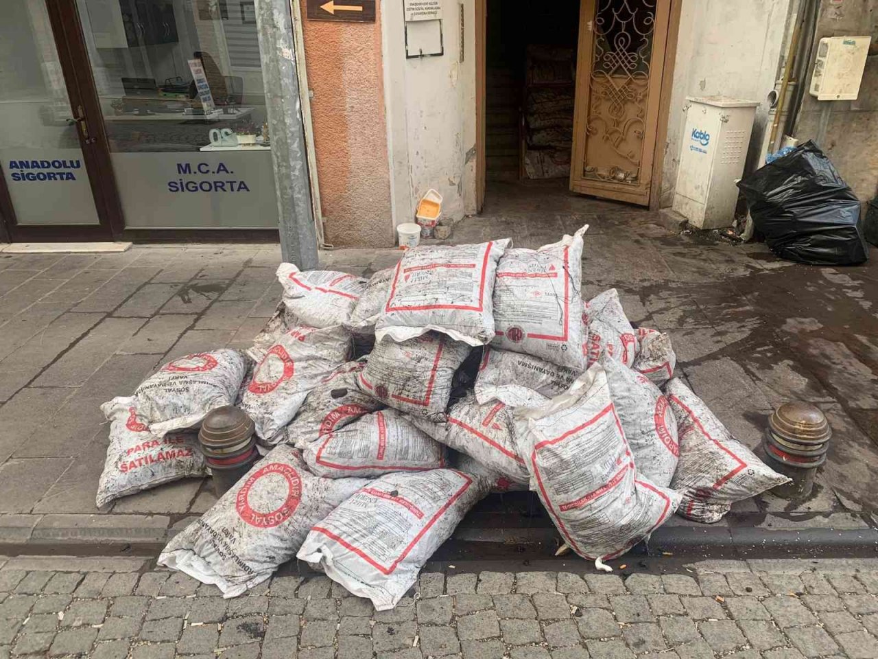 Onlarca kömür torbası kaldırımı işgal etti