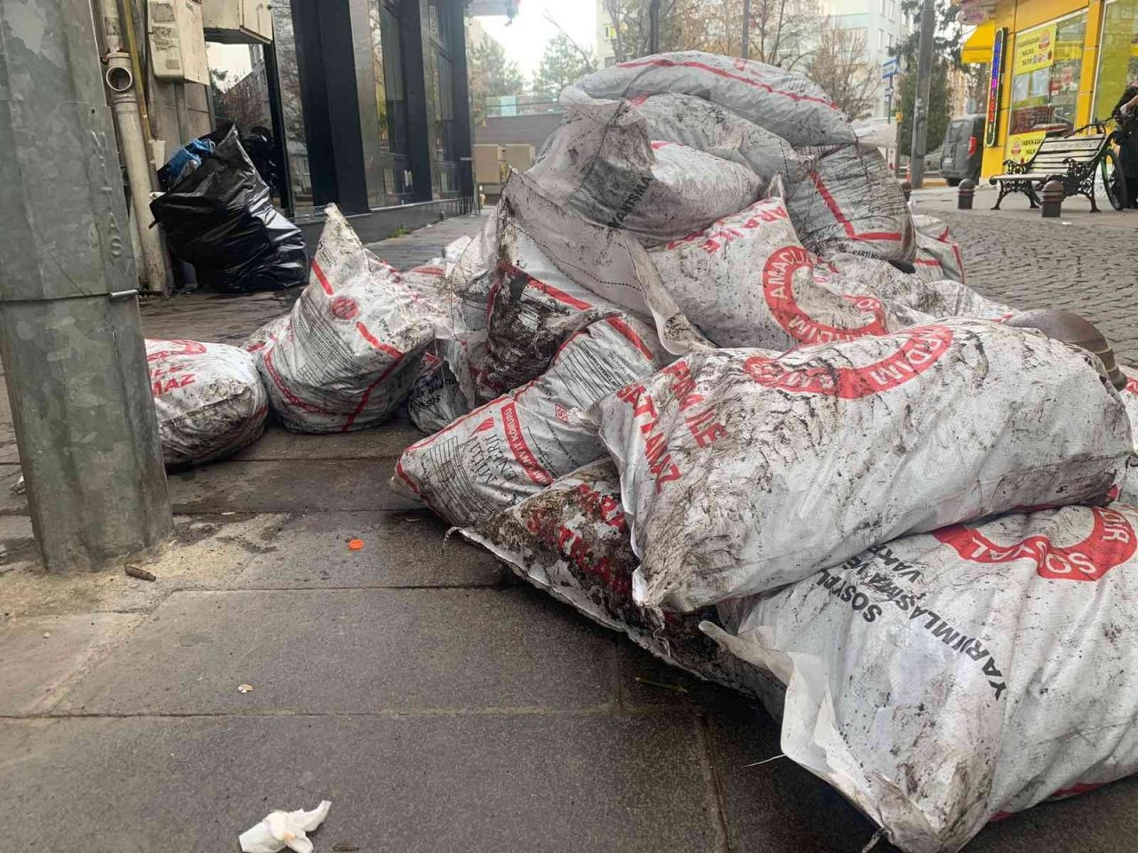 Onlarca kömür torbası kaldırımı işgal etti