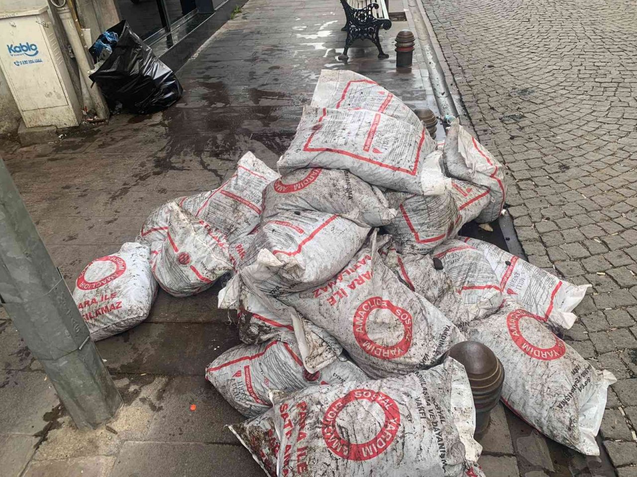 Onlarca kömür torbası kaldırımı işgal etti