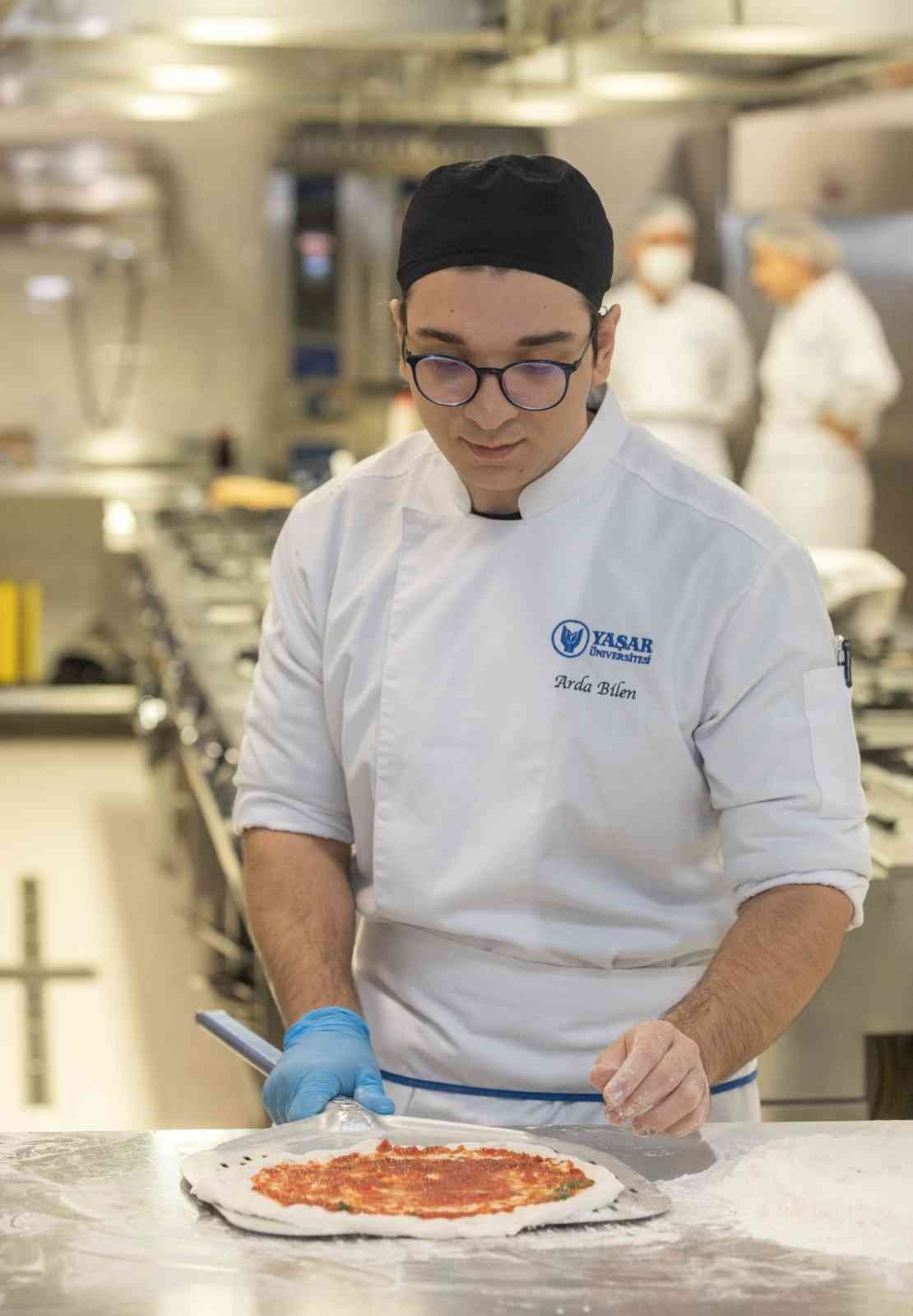 Gastronomi öğrencileri İtalyan şef ile pizza yaptı
