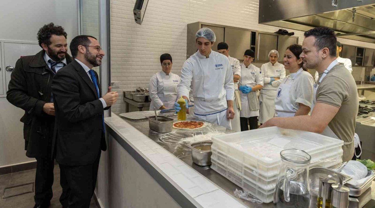 Gastronomi öğrencileri İtalyan şef ile pizza yaptı