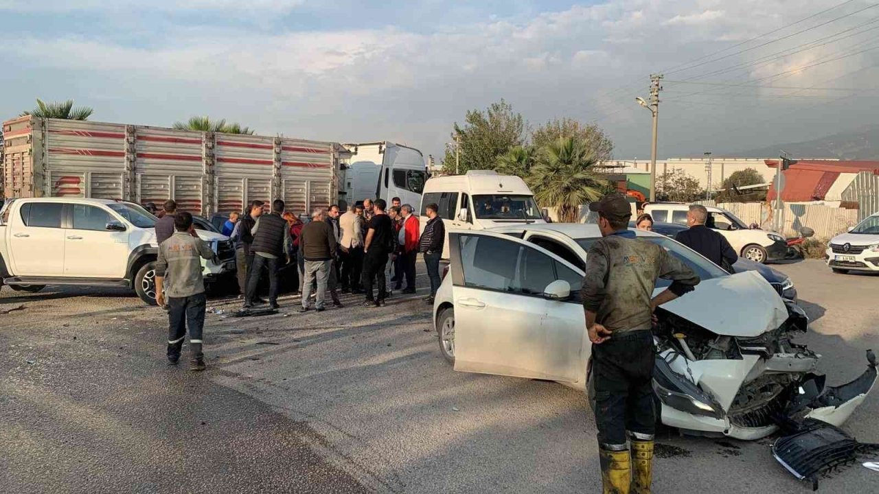 Hatay’da 3 aracın karıştığı kaza kameraya yansıdı: 1 yaralı