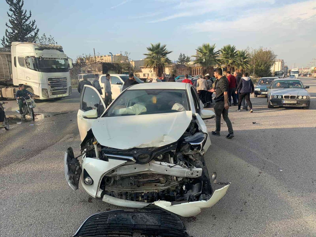 Hatay’da 3 aracın karıştığı kaza kameraya yansıdı: 1 yaralı