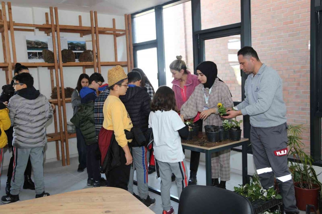 Hatay’da öğrenciler "Dünya Toprak Günü"nde çiçek diktiler