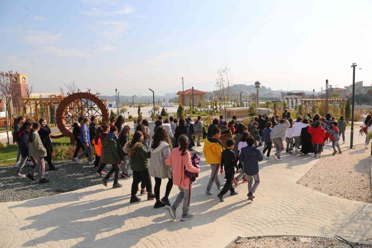 Hatay’da öğrenciler "Dünya Toprak Günü"nde çiçek diktiler