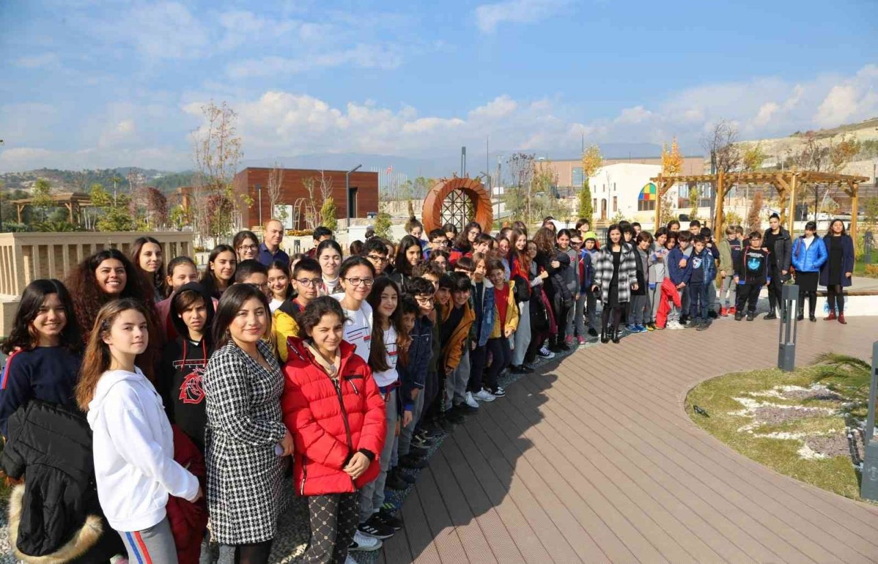 Hatay’da öğrenciler "Dünya Toprak Günü"nde çiçek diktiler