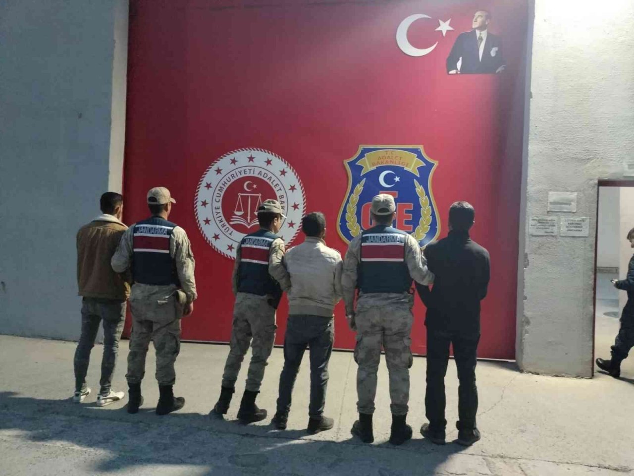 Hatay’da 2 ton zeytin çalan 3 şüpheli tutuklandı