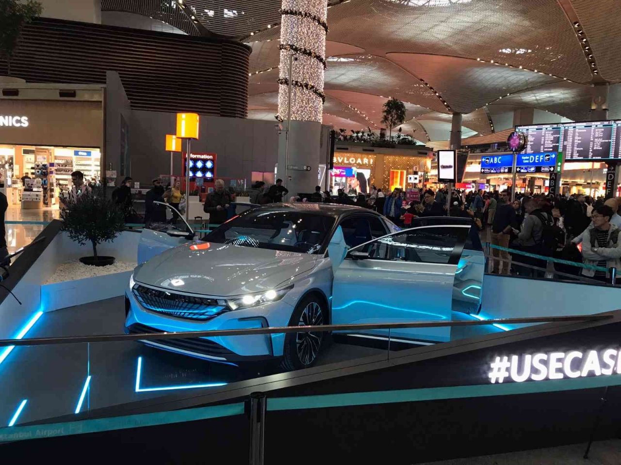 İstanbul Havalimanı’nda sergilenen TOGG’a yoğun ilgi