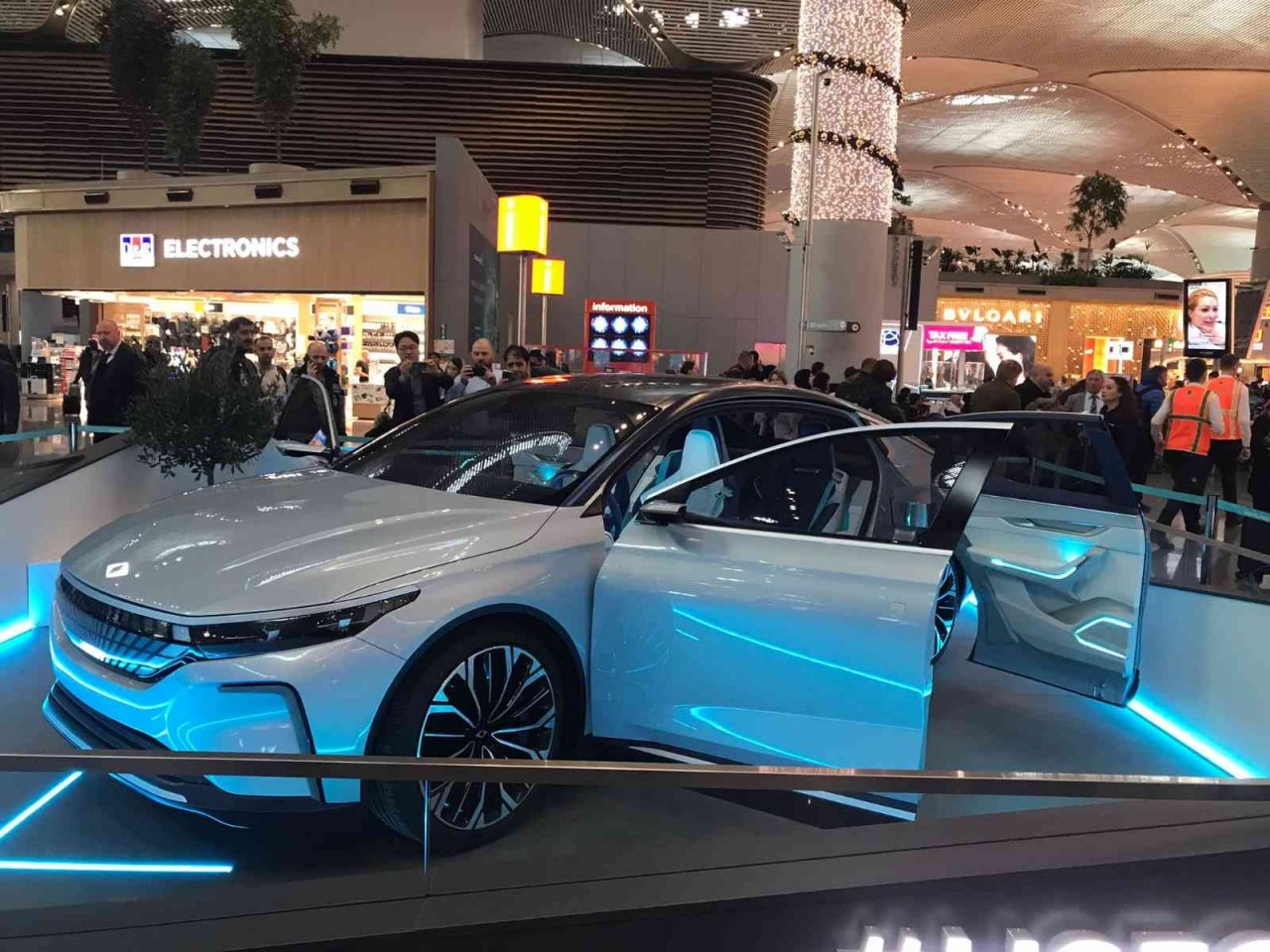 İstanbul Havalimanı’nda sergilenen TOGG’a yoğun ilgi