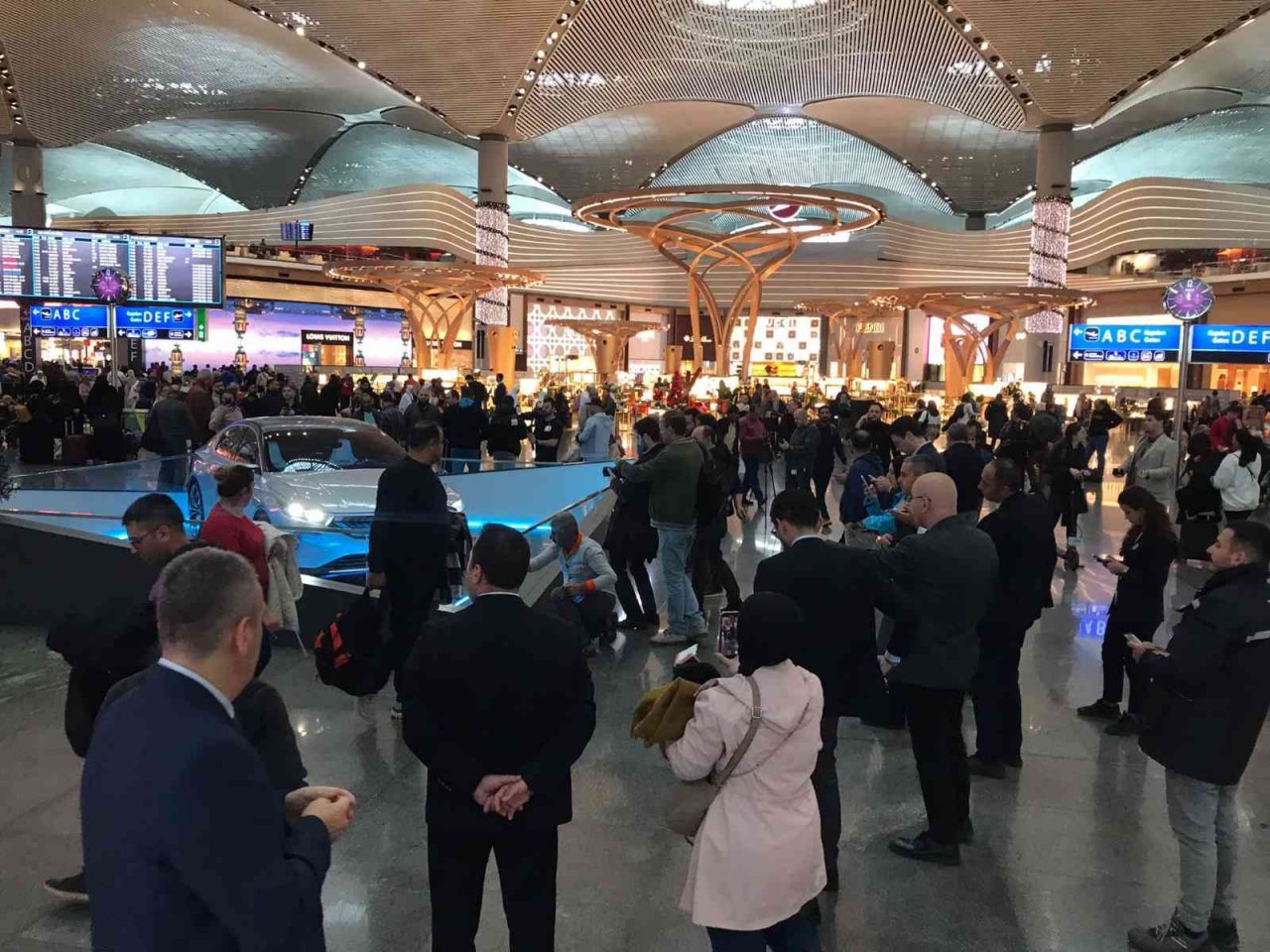 İstanbul Havalimanı’nda sergilenen TOGG’a yoğun ilgi