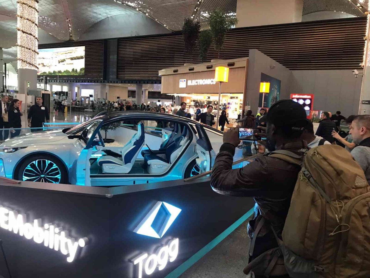 İstanbul Havalimanı’nda sergilenen TOGG’a yoğun ilgi