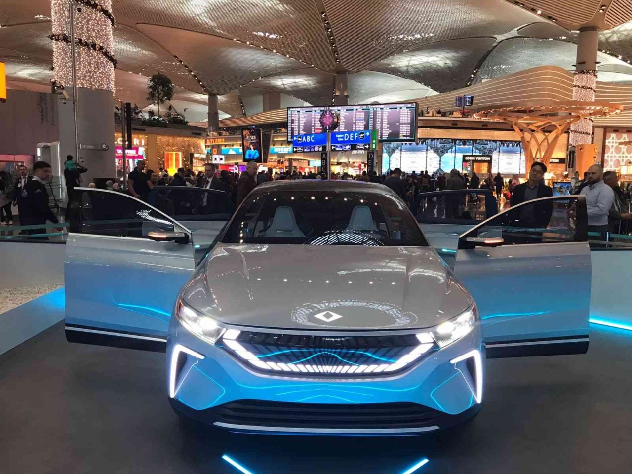 İstanbul Havalimanı’nda sergilenen TOGG’a yoğun ilgi