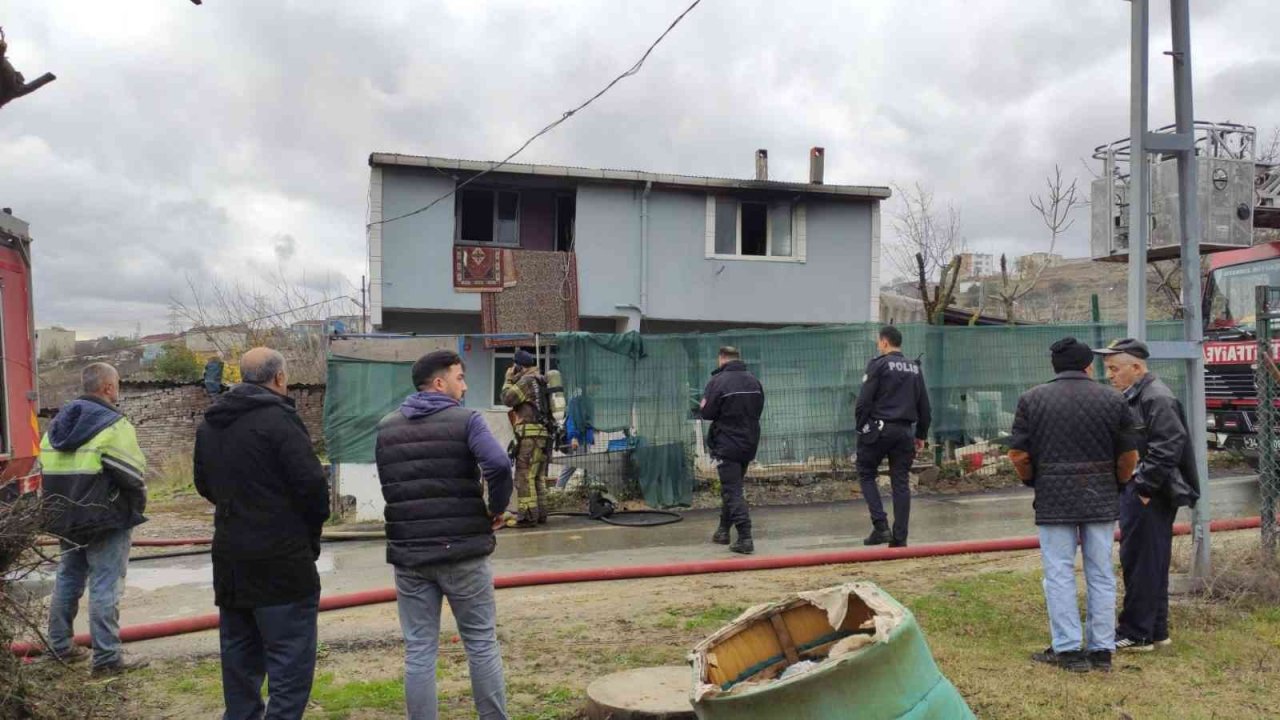 Sultangazi’de öz oğlu tarafından yakılmak istenen kadının evi kundaklandı