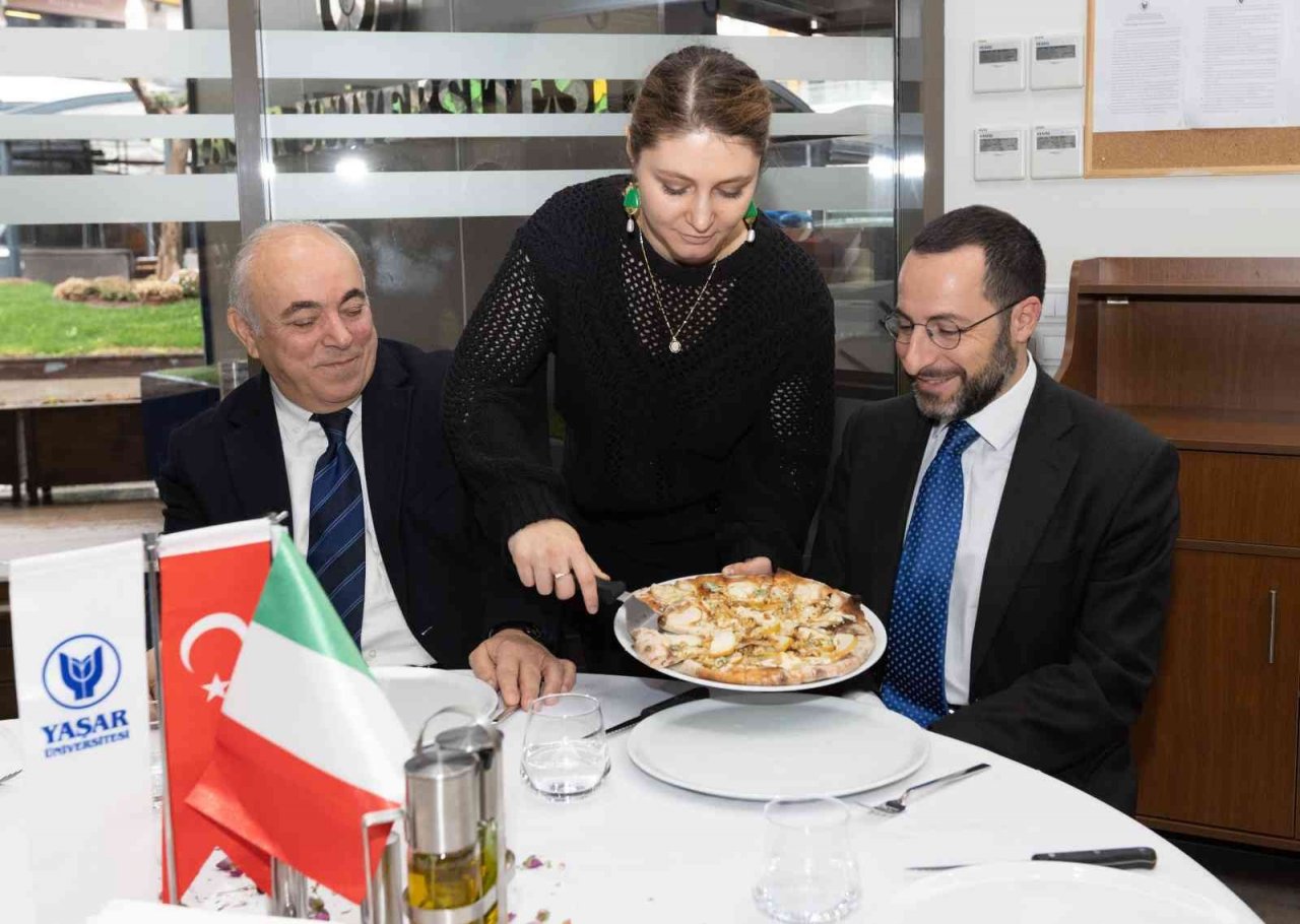 Gastronomi öğrencileri İtalyan şef ile pizza yaptı