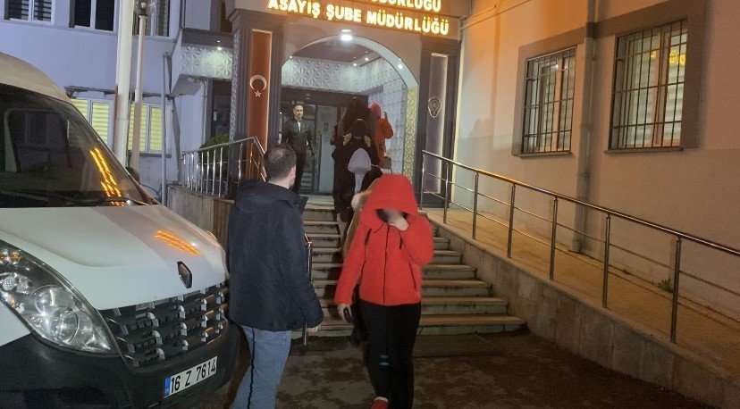 Şifreli konuşuyorlardı...Kadınlara zorla fuhuş yaptıran çete adliyeye sevk edildi