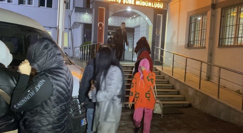 Şifreli konuşuyorlardı...Kadınlara zorla fuhuş yaptıran çete adliyeye sevk edildi