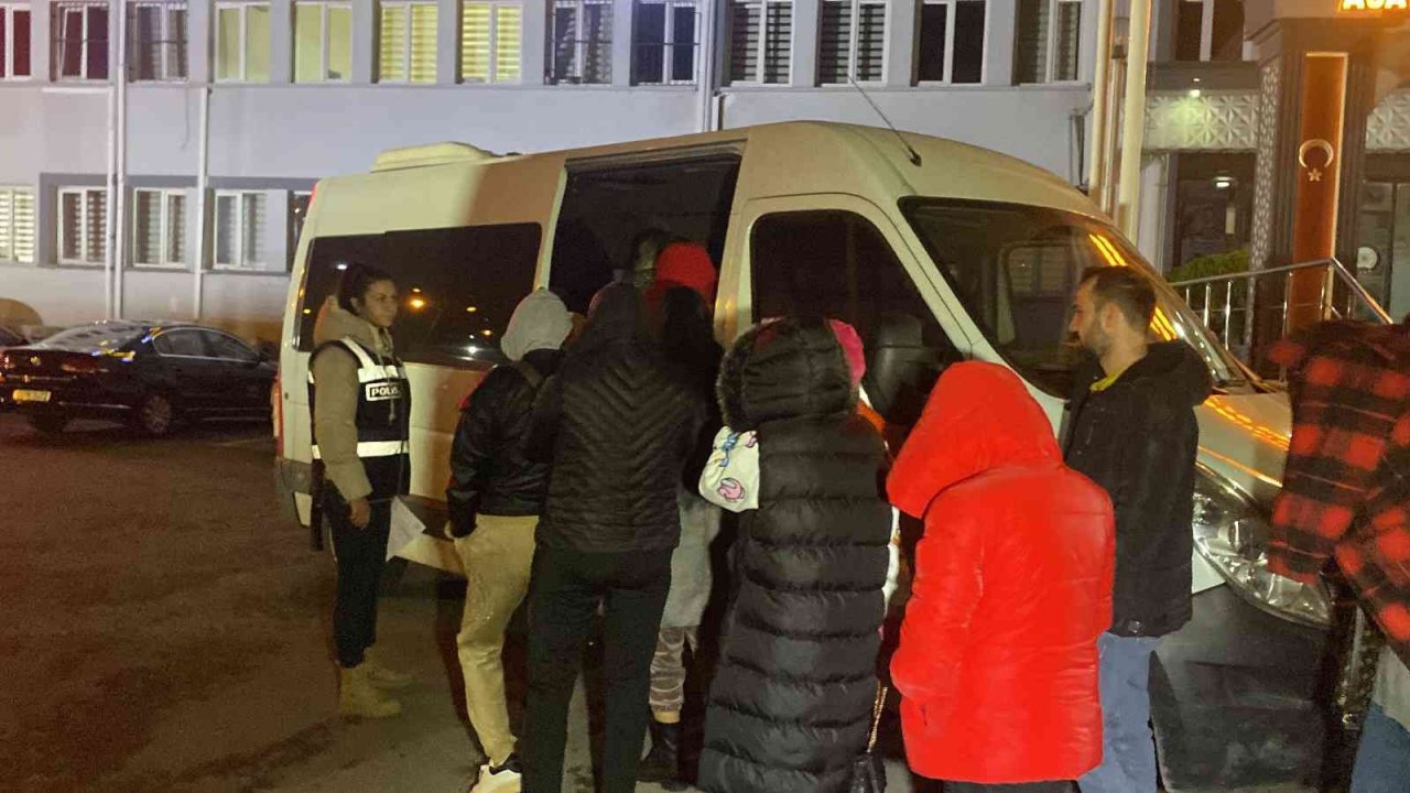 Şifreli konuşuyorlardı...Kadınlara zorla fuhuş yaptıran çete adliyeye sevk edildi