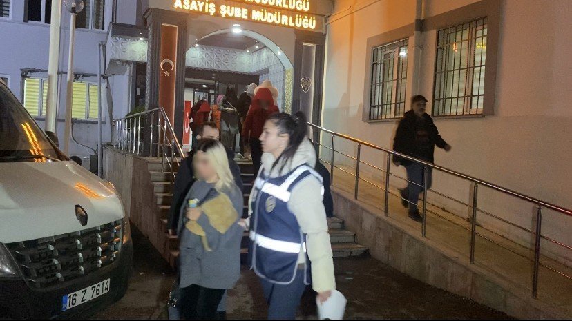 Şifreli konuşuyorlardı...Kadınlara zorla fuhuş yaptıran çete adliyeye sevk edildi