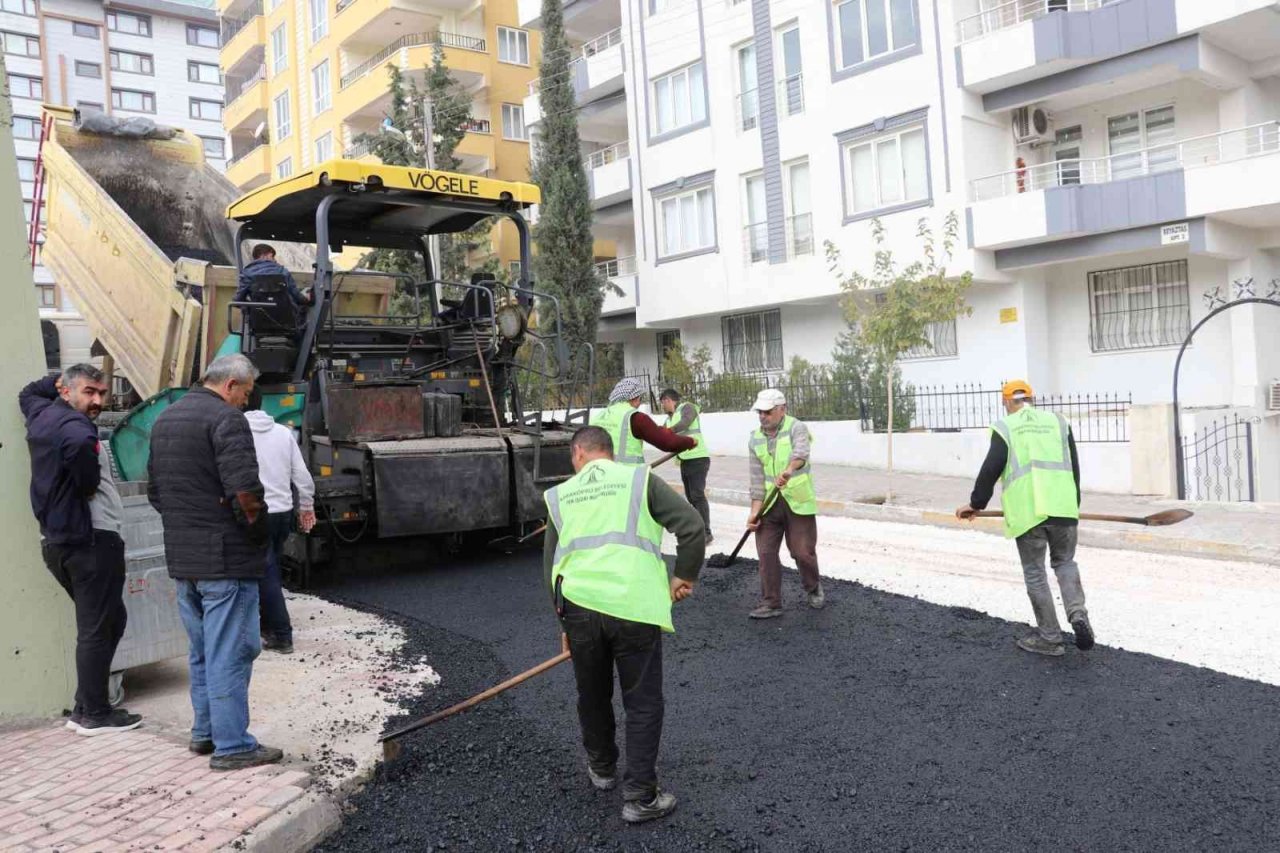 Karaköprü’de asfalt yol yenileme seferberliği sürüyor
