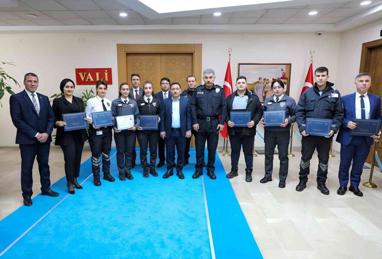 Vali Çiçek’ten Güven Timlerine başarı belgesi