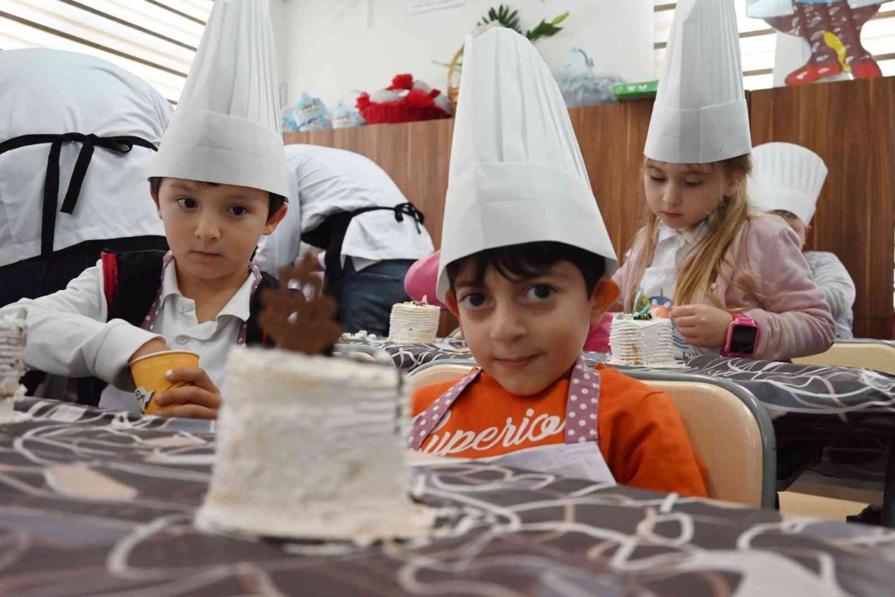 Başkan Topaloğlu minik aşçıların ‘pasta’ heyecanına ortak oldu