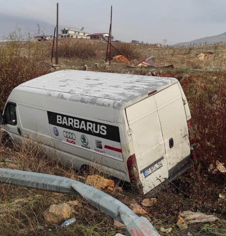 Minibüs şarampole devrildi: 2 yaralı