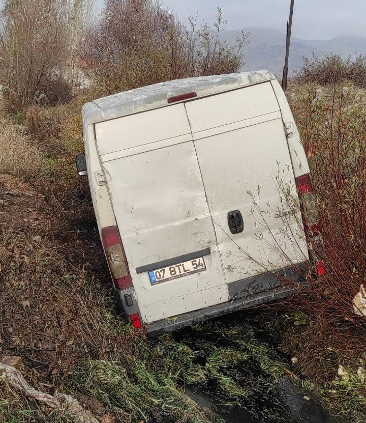 Minibüs şarampole devrildi: 2 yaralı