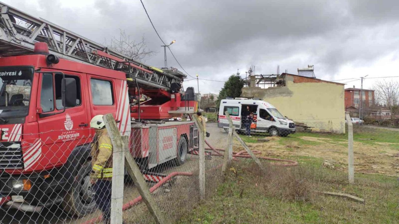 Sultangazi’de öz oğlu tarafından yakılmak istenen kadının evi kundaklandı