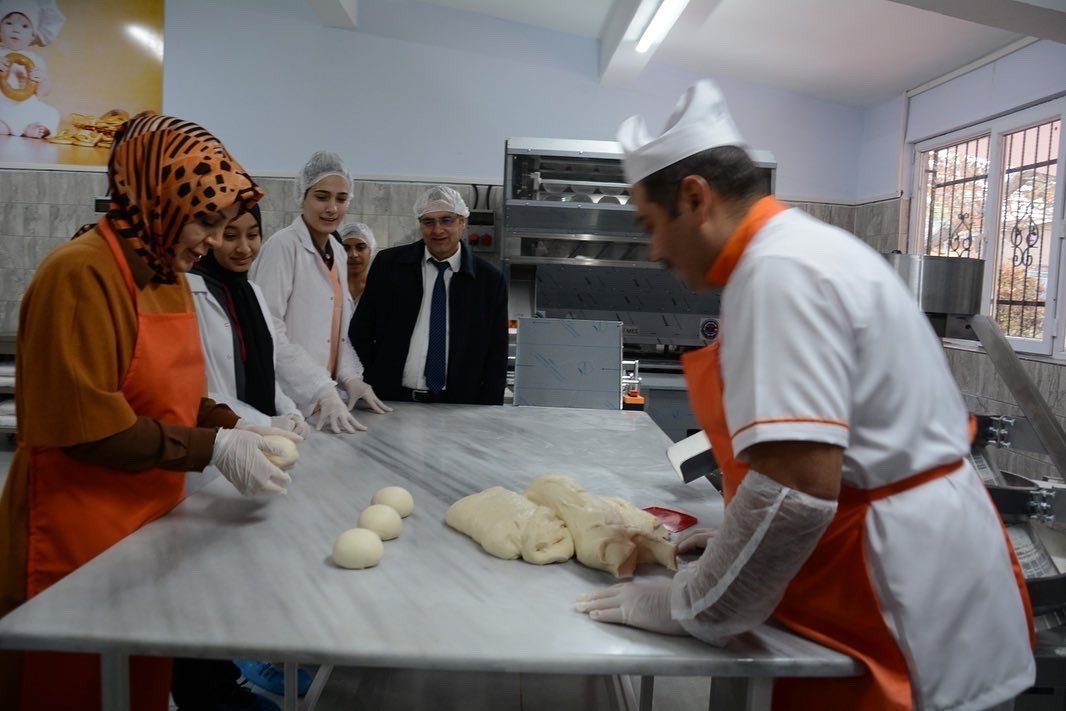 Lise öğrencileri ekmek üretimine başladı