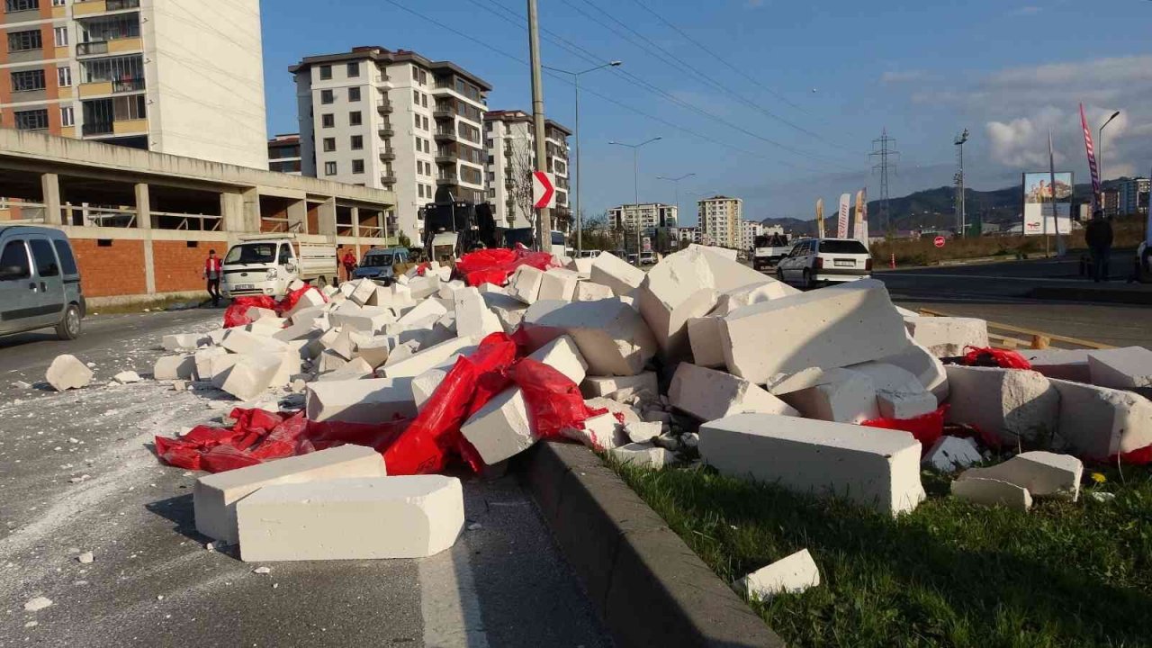 Ordu’da tırdan yola dökülen gaz beton, trafiği aksattı