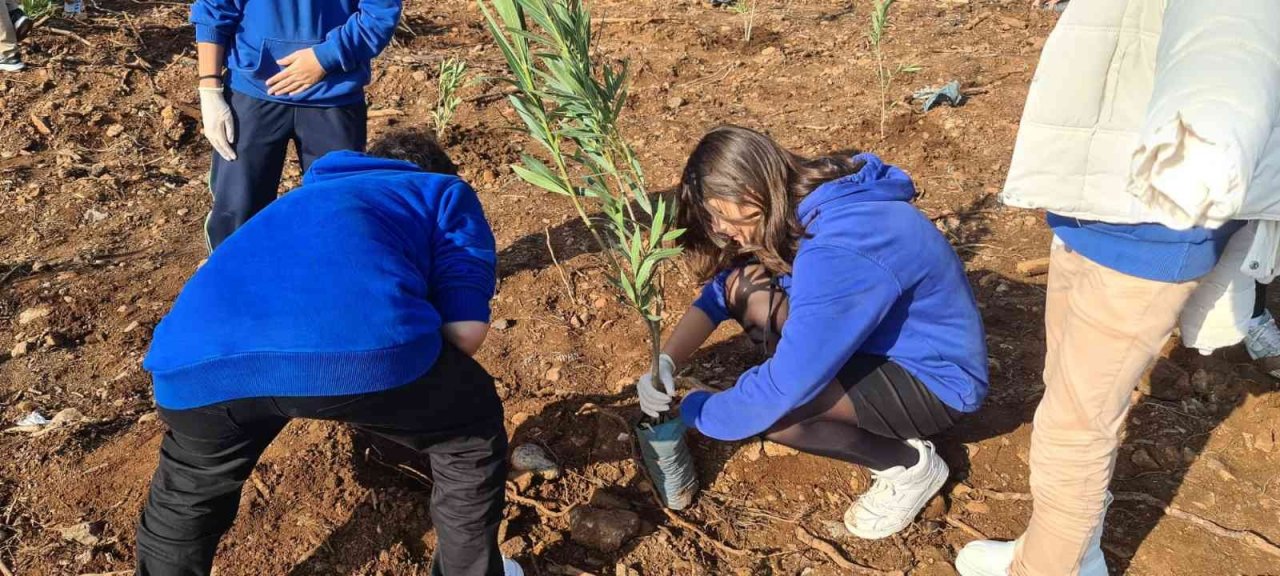 Marmaris’te sağlık çalışanları bin 120 fidanı toprakla buluşturdu