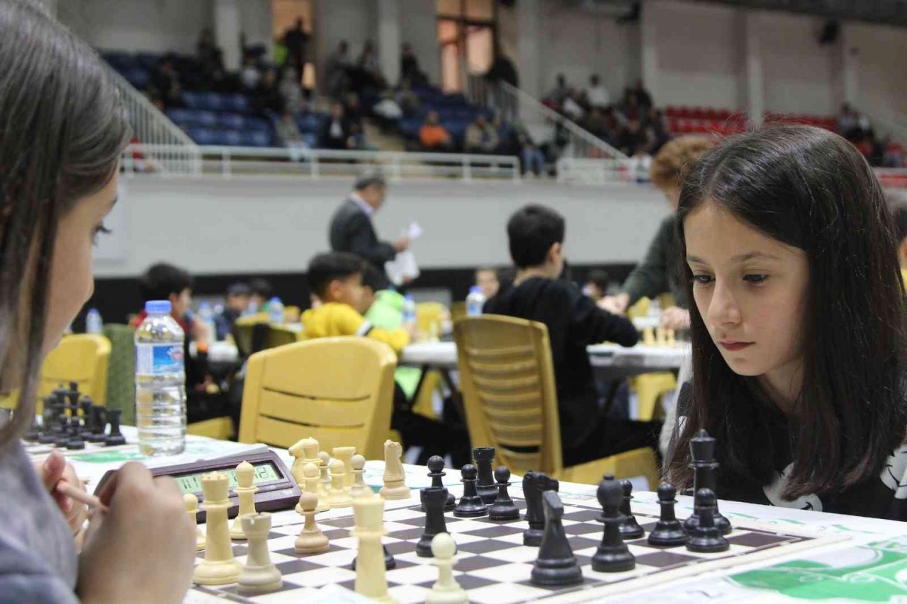 Kurtuluş kupası etkinliklerinde 250 sporcu hamle yaptı