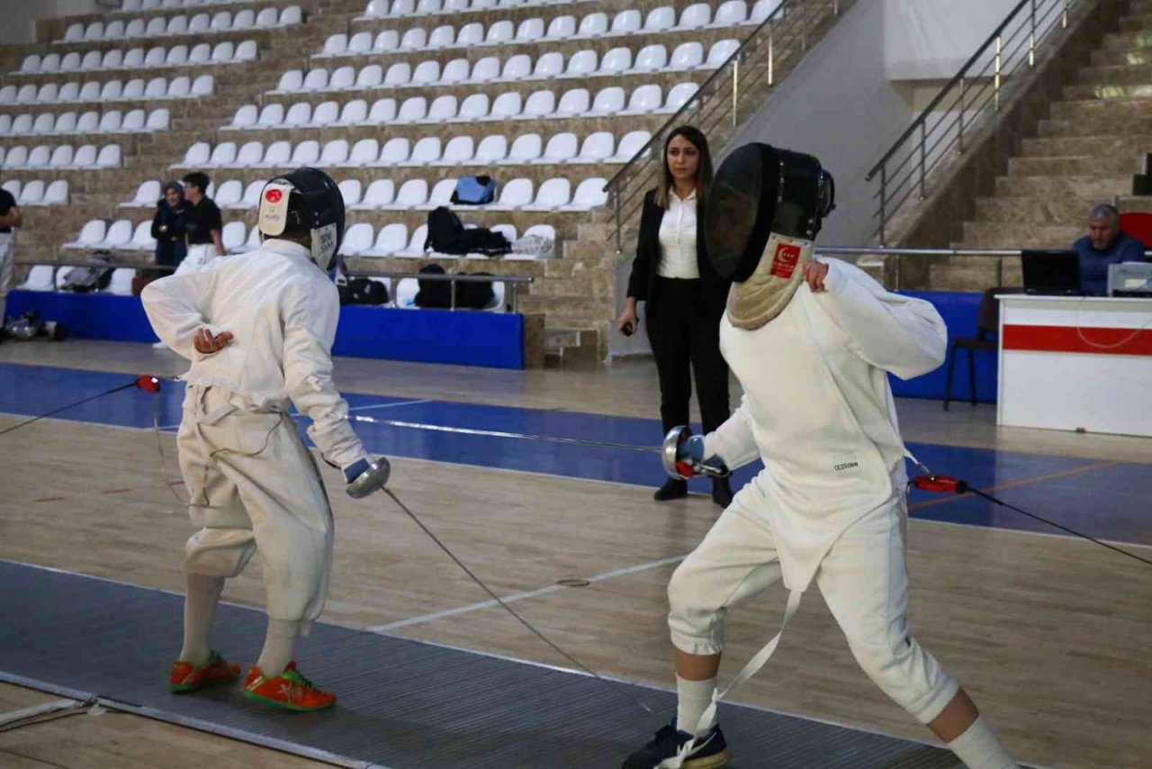 Okullar eskrimde yarıştı