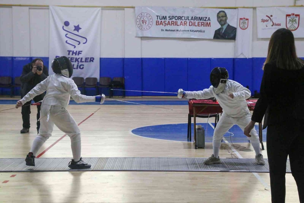 Okullar eskrimde yarıştı