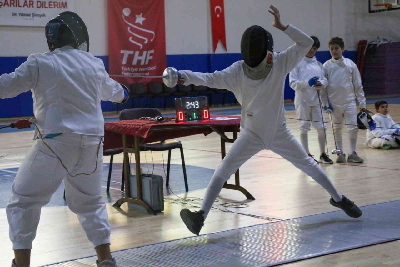 Okullar eskrimde yarıştı