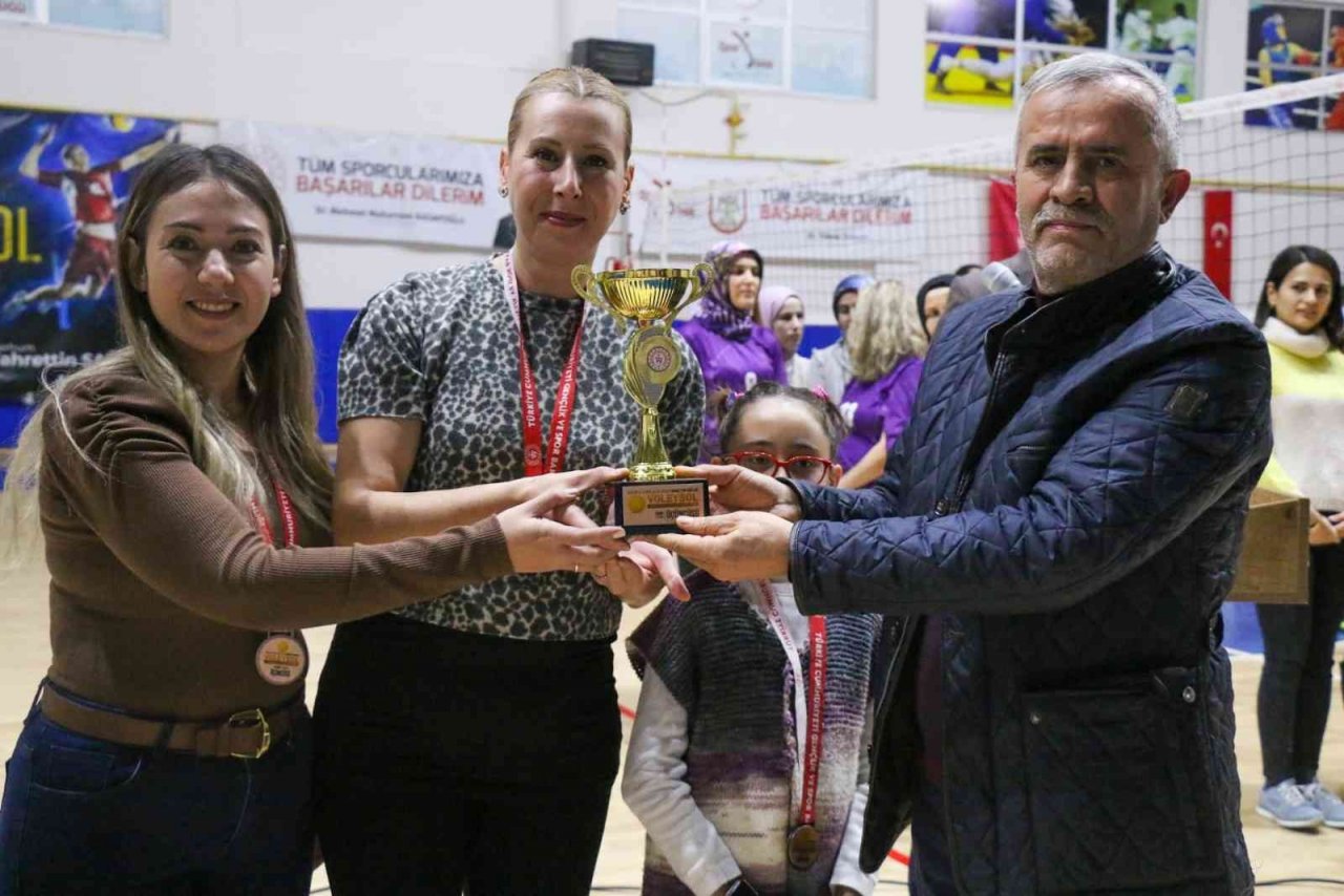 Kurumlar arası voleybolda şampiyonları belli oldu