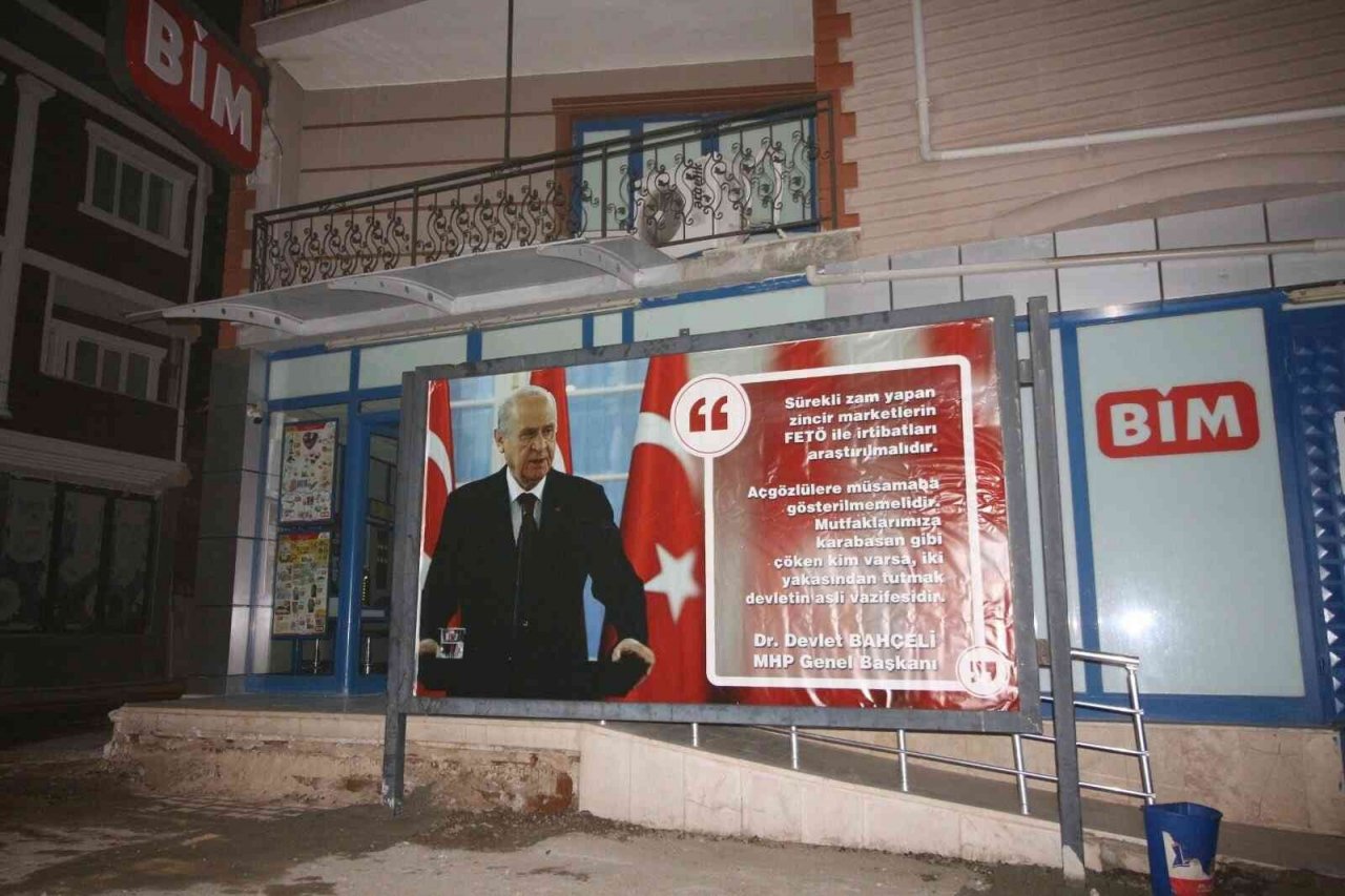Tefenni Belediyesinden BİM CEO’suna bilboardlı tepki