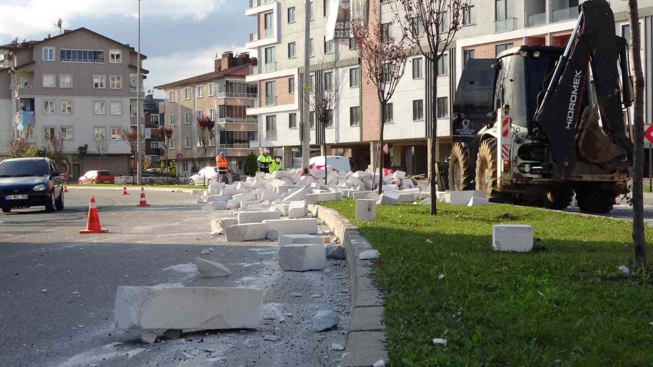 Ordu’da tırdan yola dökülen gaz beton, trafiği aksattı