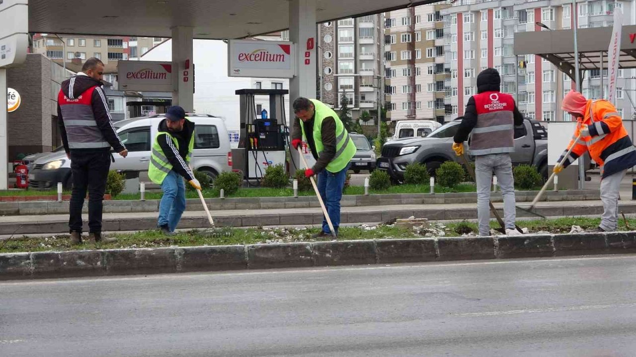Ordu’da tırdan yola dökülen gaz beton, trafiği aksattı