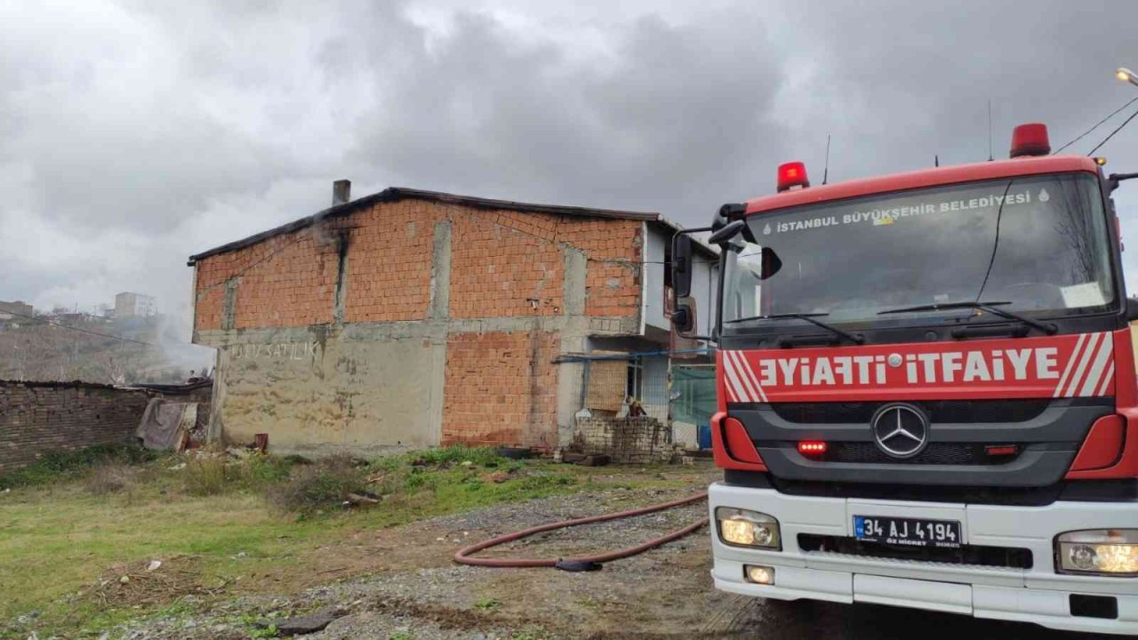 Sultangazi’de öz oğlu tarafından yakılmak istenen kadının evi kundaklandı