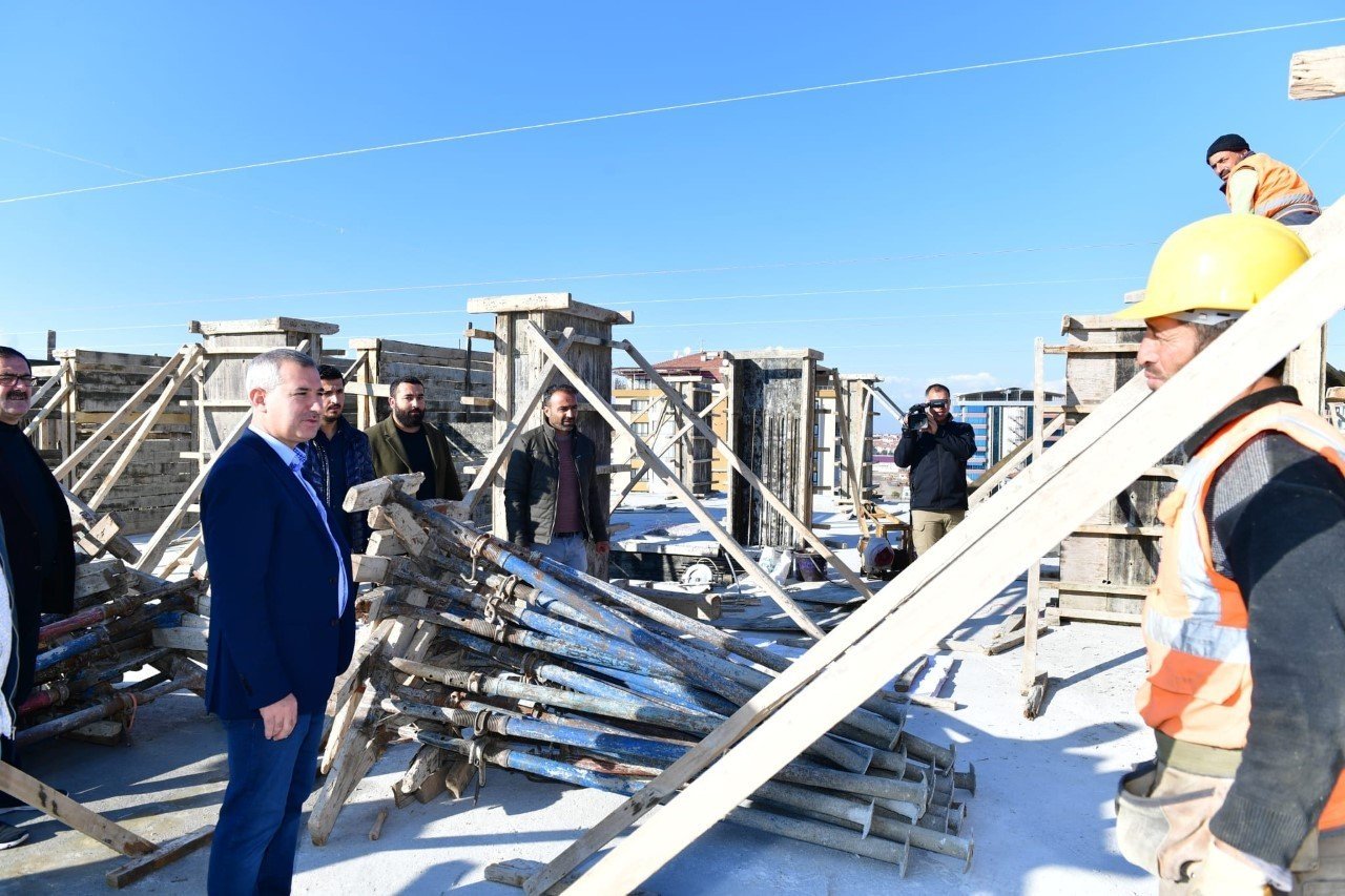Yeşilyurt’a sağlam ve modern binalar inşa ediliyor