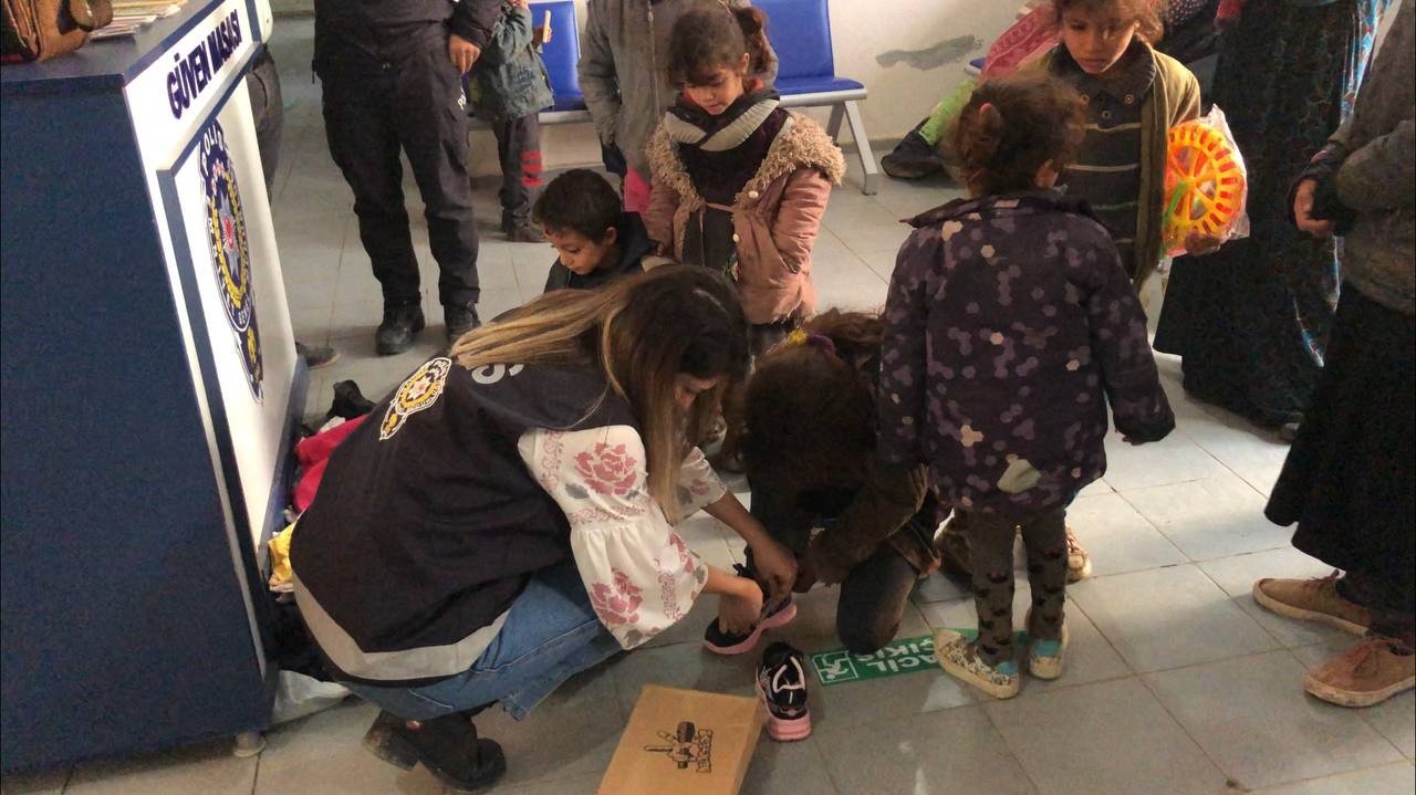 Türk polisinden Avrupa’ya insanlık dersi