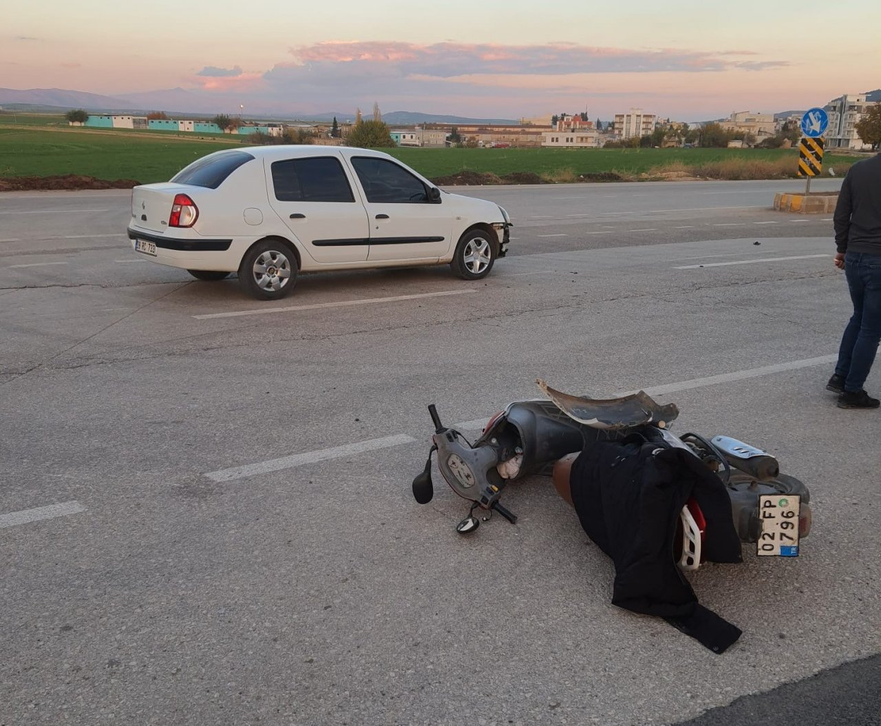 Motosiklet ile otomobil çarpıştı: 1 yaralı