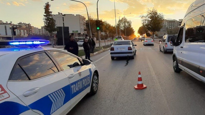 Otomobil, kırmızı ışıkta duran araca arkadan çarptı