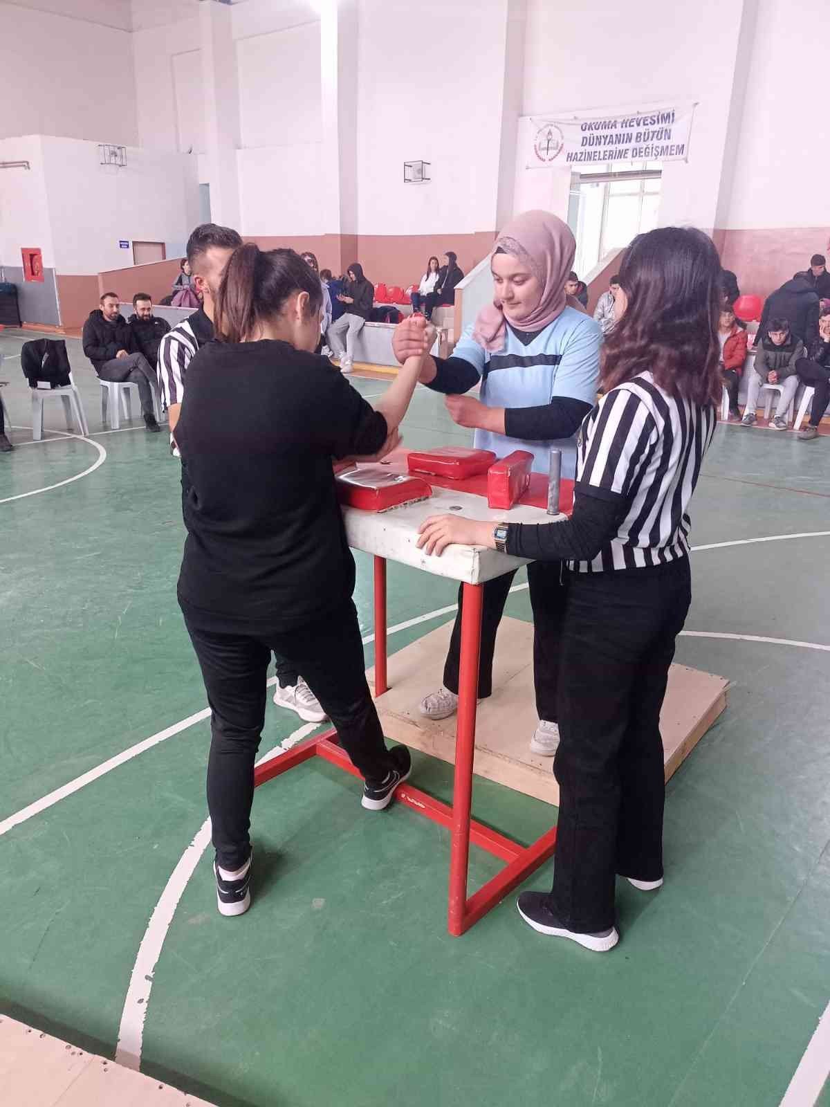 Bileklerin gücüyle en çok madalyayı toplayan okul oldular